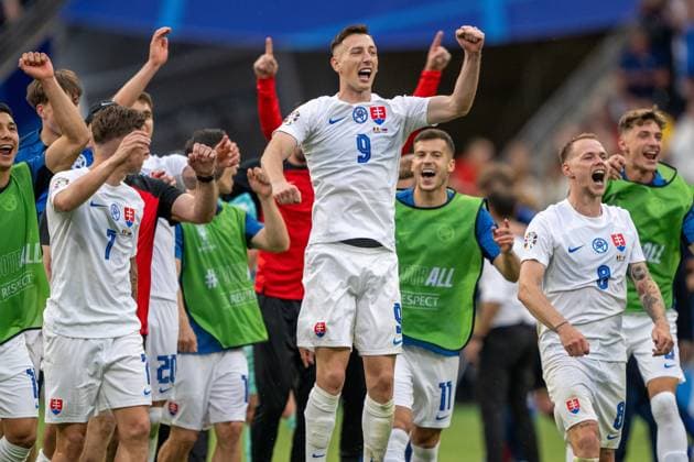 GER, EURO 2024, Group E, Belgien (BEL) vs Slowakei (SVK) 17.06.2024, Frankfurt Arena, Frankfurt, GER, EURO 2024, Group E, Belgien (BEL) vs Slowakei (SVK) Im Bild: Grenzenloser Jubel nach dem sensationellen Sieg der Slowakischen Nationalmannschaft Robert Bozenik (Slowakei SVK, 09); Ondrej Duda (Slowakei SVK, 08); Tomas Suslov (Slowakei SVK, 07); Gestik, Mimik, Emotionen; Freude, Joy, Glück