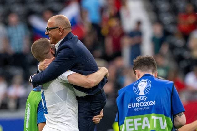 GER, EURO 2024, Group E, Belgien (BEL) vs Slowakei (SVK) 17.06.2024, Frankfurt Arena, Frankfurt, GER, EURO 2024, Group E, Belgien (BEL) vs Slowakei (SVK) Im Bild: Grenzenloser Jubel nach dem sensationellen Sieg der Slowakischen Nationalmannschaft Denis Vavro (Slowakei SVK, 03); trägt seinen Trainer Francesco Calzona (Slowakei SVK, Head coach); aus dem Stadion Gestik, Mimik, Emotionen; Freude, Joy, Glück