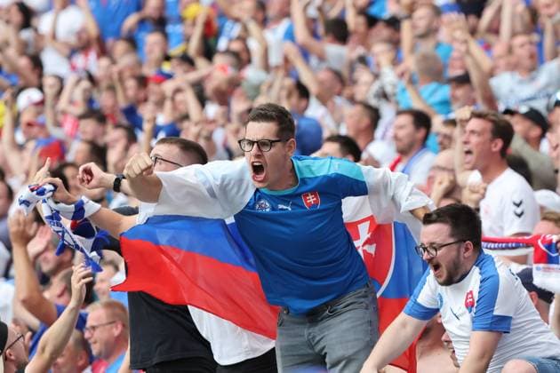 Jubelnde Fans der Slowakei , Vorrundenspiel M09, BEL - SVK, Gruppe E, Fussball Europameisterschaft, Belgien gegen Slowakei, European Football Championship, Belgium vs. Slovakia, Frankfurt, 17.06.2024, -