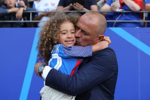 Trainer Francesco Calzona (Slowakei) feiert mit seiner Tochter nach dem grossen Sieg, Emotion , Vorrundenspiel M09, BEL - SVK, Gruppe E, Fussball Europameisterschaft, Belgien gegen Slowakei, European Football Championship, Belgium vs. Slovakia, Frankfurt, 17.06.2024, -