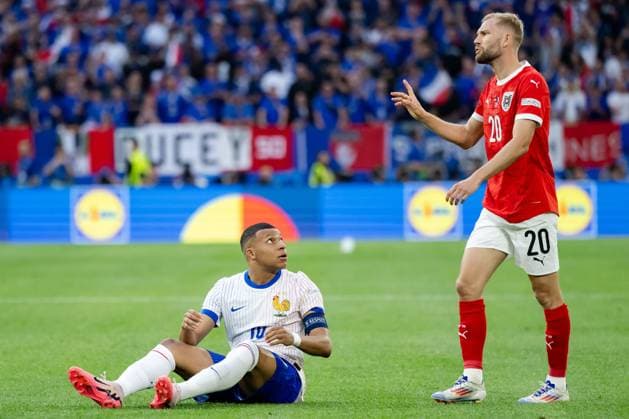Sport Bilder des Tages 240617 Kylian MbappÃ of France and Konrad Laimer of Austria during the UEFA EURO, EM, Europameisterschaft,Fussball 2024 Football Championship match between Austria and France on June 17, 2024 in Düsseldorf. Photo: Jesper Zerman BILDBYRAN kod JZ JZ0540 fotboll football soccer fotball fotbolls-em europamästerskap em uefa euro uefa european football championship euro 2024 österrike austria frankrike france bbeng Copyright: JESPERxZERMAN BB240617JZ046