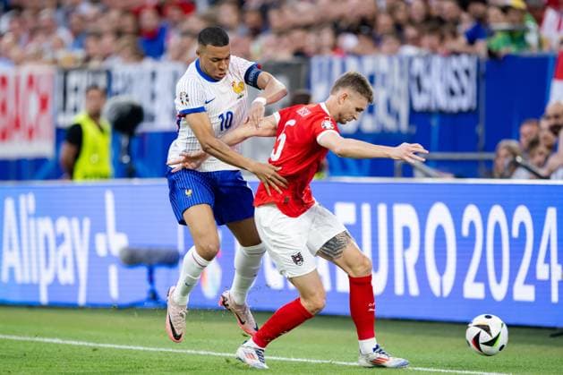 240617 Kylian MbappÃ of France and Stefan Posch of Austria during the UEFA EURO, EM, Europameisterschaft,Fussball 2024 Football Championship match between Austria and France on June 17, 2024 in Düsseldorf. Photo: Jesper Zerman BILDBYRAN kod JZ JZ0540 fotboll football soccer fotball fotbolls-em europamästerskap em uefa euro uefa european football championship euro 2024 österrike austria frankrike france bbeng Copyright: JESPERxZERMAN BB240617JZ047
