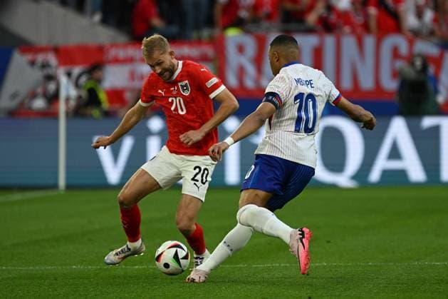 17.06.2024, xjhx, Fussball EM 2024, Österreich - Frankreich emspor, v.l. Konrad Laimer (Oesterreich Österreich) Kylian Mbappe Lottin (Frankreich) Zweikampf, Aktion, action, battle for the ball (DFL DFB REGULATIONS PROHIBIT ANY USE OF PHOTOGRAPHS as IMAGE SEQUENCES and or QUASI-VIDEO) Düsseldorf