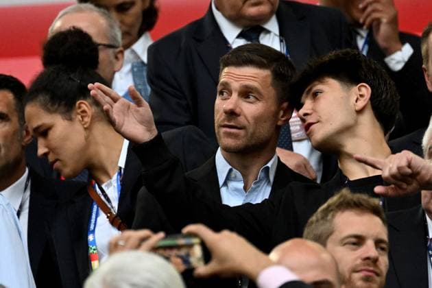 17.06.2024, xjhx, Fussball EM 2024, Österreich - Frankreich emspor, v.l. Trainer Xabi Alonso (Bayer Leverkusen) mit seinem Sohn Jontxu Aramburu Alonso (DFL DFB REGULATIONS PROHIBIT ANY USE OF PHOTOGRAPHS as IMAGE SEQUENCES and or QUASI-VIDEO) Düsseldorf