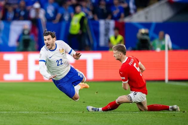 240617 Theo Hernandez of France and Stefan Posch of Austria during the UEFA EURO, EM, Europameisterschaft,Fussball 2024 Football Championship match between Austria and France on June 17, 2024 in Düsseldorf. Photo: Jesper Zerman BILDBYRAN kod JZ JZ0540 fotboll football soccer fotball fotbolls-em europamästerskap em uefa euro uefa european football championship euro 2024 österrike austria frankrike france bbeng Copyright: JESPERxZERMAN BB240617JZ053
