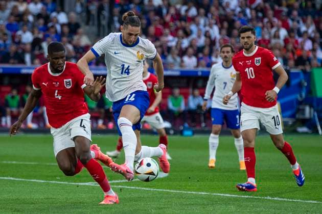 UEFA EURO, EM, Europameisterschaft,Fussball 2024: Gruppenspiel Österreich - Frankreich; 17.06.2024 Adrien Rabiot (Frankreich, 14), Kevin Danso (Österreich, 4). UEFA EURO 2024: Gruppenspiel Österreich - Frankreich; Arena Düsseldorf, Düsseldorf, am 17.06.2024 Copyright: xBEAUTIFULxSPORTS Meuselx