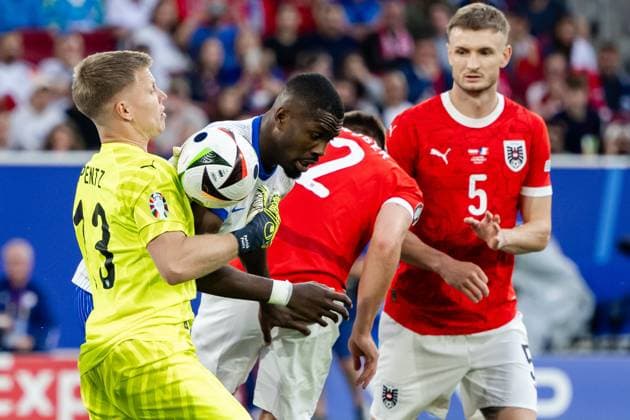 240617 Goalkeeper Patrick Pentz of Austria and Marcus Thuram of France during the UEFA EURO, EM, Europameisterschaft,Fussball 2024 Football Championship match between Austria and France on June 17, 2024 in Düsseldorf. Photo: Jesper Zerman BILDBYRAN kod JZ JZ0540 fotboll football soccer fotball fotbolls-em europamästerskap em uefa euro uefa european football championship euro 2024 österrike austria frankrike france bbeng Copyright: JESPERxZERMAN BB240617JZ057