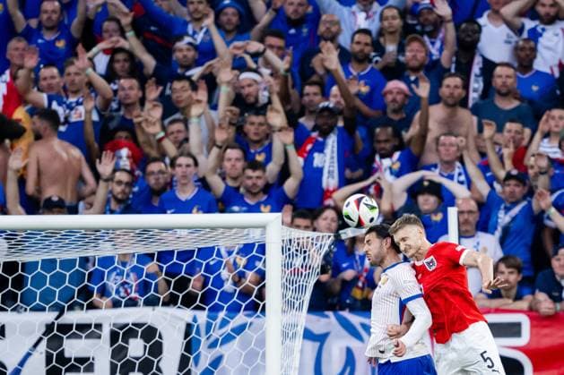 240617 Theo Hernandez of France and Maximilian Entrup of Austria during the UEFA EURO, EM, Europameisterschaft,Fussball 2024 Football Championship match between Austria and France on June 17, 2024 in Düsseldorf. Photo: Jesper Zerman BILDBYRAN kod JZ JZ0540 fotboll football soccer fotball fotbolls-em europamästerskap em uefa euro uefa european football championship euro 2024 österrike austria frankrike france bbeng Copyright: JESPERxZERMAN BB240617JZ059