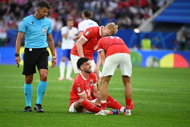17.06.2024, xjhx, Fussball EM 2024, Österreich - Frankreich emspor, v.l. Florian Grillitsch (Oesterreich Österreich) mit Schmerzen, verletzt, Verletzung Schiedsrichter Gil Manzano, Jesus (Spanien) (DFL DFB REGULATIONS PROHIBIT ANY USE OF PHOTOGRAPHS as IMAGE SEQUENCES and or QUASI-VIDEO) Düsseldorf