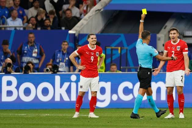 Austria v France: Group D - UEFA EURO, EM, Europameisterschaft,Fussball 2024 Max Wober of Austria is shown Yellow card and boocked by Referee Jesus Gil Manzano during the UEFA EURO 2024 group stage match between Austria and France at Düsseldorf Arena on June 17, 2024 in Dusseldorf, Germany. Düsseldorf Düsseldorf Arena Germany Germany Copyright: xRichardxSellers Sportsphoto APLx 14041122