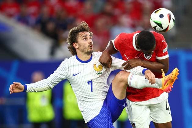 Austria v France 17 June 2024, Dusseldorf - UEFA EUROs - Group D - Austria v France - Antoine Griezmann of France and Kevin Danso of Austria - Photo: Charlotte Wilson Offside. Dusseldorf Germany Copyright: xCharlottexWilsonx xOffsidexOffside