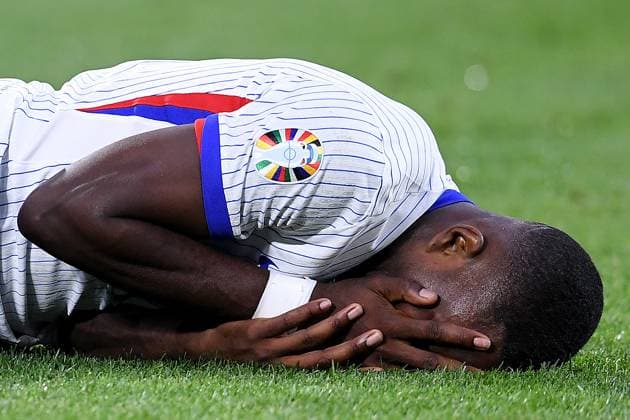 Fußball UEFA EURO, EM, Europameisterschaft,Fussball 2024 Gruppenphase 1. Spieltag Österreich - Frankreich am 17.06.2024 in der Düsseldorf Arena in Düsseldorf Marcus Thuram ( Frankreich ) verletzt am Boden Verletzung