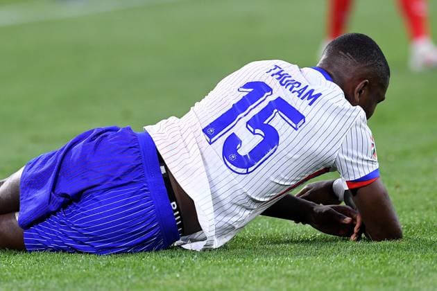 Fußball UEFA EURO, EM, Europameisterschaft,Fussball 2024 Gruppenphase 1. Spieltag Österreich - Frankreich am 17.06.2024 in der Düsseldorf Arena in Düsseldorf Marcus Thuram ( Frankreich ) verletzt am Boden Verletzung