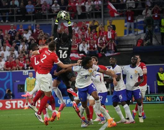 17.06.2024, Düsseldorf Arena, Düsseldorf, GER, EM UEFA 2024, Group D, Austria vs France, im Bild Maximilian Wöber (Austria), Kevin Danso (Austria), Torwart Mike Maignan (France), Jules Koundà (France), Theo Hernandez (France) Defodi-506_20240617_hbr_1266