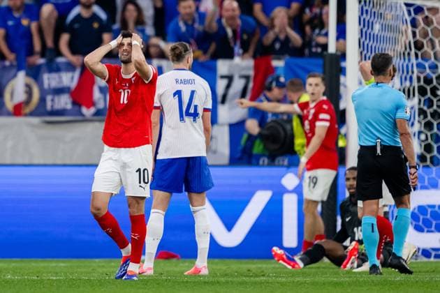 240617 Florian Grillitsch of Austria looks dejected during the UEFA EURO, EM, Europameisterschaft,Fussball 2024 Football Championship match between Austria and France on June 17, 2024 in Düsseldorf. Photo: Jesper Zerman BILDBYRAN kod JZ JZ0540 fotboll football soccer fotball fotbolls-em europamästerskap em uefa euro uefa european football championship euro 2024 österrike austria frankrike france bbeng depp Copyright: JESPERxZERMAN BB240617JZ073