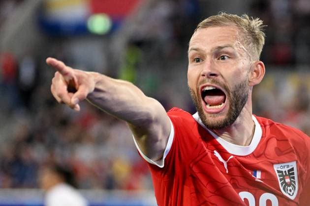 Sport Bilder des Tages 17.06.2024, xjhx, Fussball EM 2024, Österreich - Frankreich emspor, v.l. Konrad Laimer (Oesterreich Österreich) gibt Anweisungen, gestikuliert, mit den Armen gestikulieren gives instructions, gesticulate (DFL DFB REGULATIONS PROHIBIT ANY USE OF PHOTOGRAPHS as IMAGE SEQUENCES and or QUASI-VIDEO) Düsseldorf