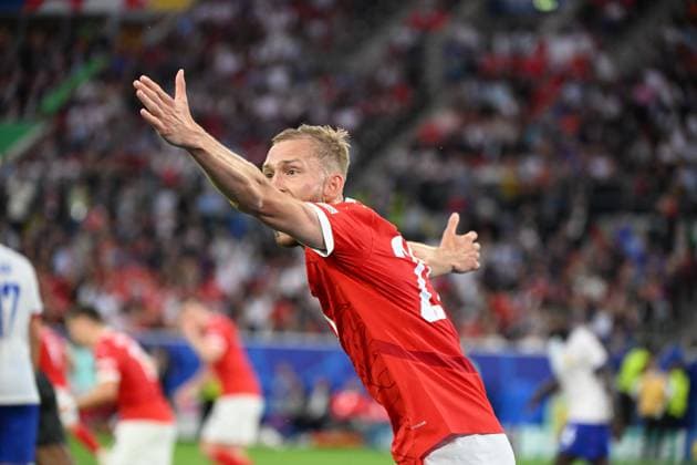17.06.2024, xjhx, Fussball EM 2024, Österreich - Frankreich emspor, v.l. Konrad Laimer (Oesterreich Österreich) gibt Anweisungen, gestikuliert, mit den Armen gestikulieren gives instructions, gesticulate (DFL DFB REGULATIONS PROHIBIT ANY USE OF PHOTOGRAPHS as IMAGE SEQUENCES and or QUASI-VIDEO) Düsseldorf