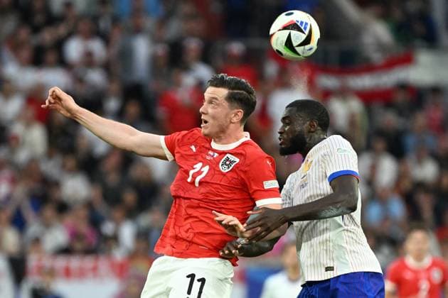 17.06.2024, xjhx, Fussball EM 2024, Österreich - Frankreich emspor, v.l. Michael Gregoritsch (Oesterreich Österreich) Dayot Upamecano (Frankreich) Zweikampf, Aktion, action, battle for the ball (DFL DFB REGULATIONS PROHIBIT ANY USE OF PHOTOGRAPHS as IMAGE SEQUENCES and or QUASI-VIDEO) Düsseldorf