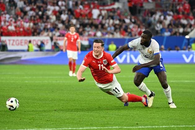 17.06.2024, xjhx, Fussball EM 2024, Österreich - Frankreich emspor, v.l. Michael Gregoritsch (Oesterreich Österreich) Dayot Upamecano (Frankreich) Zweikampf, Aktion, action, battle for the ball (DFL DFB REGULATIONS PROHIBIT ANY USE OF PHOTOGRAPHS as IMAGE SEQUENCES and or QUASI-VIDEO) Düsseldorf