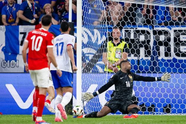 240617 Goalkeeper Mike Maignan of France with a save during the UEFA EURO, EM, Europameisterschaft,Fussball 2024 Football Championship match between Austria and France on June 17, 2024 in Düsseldorf. Photo: Jesper Zerman BILDBYRAN kod JZ JZ0540 fotboll football soccer fotball fotbolls-em europamästerskap em uefa euro uefa european football championship euro 2024 österrike austria frankrike france bbeng Copyright: JESPERxZERMAN BB240617JZ079