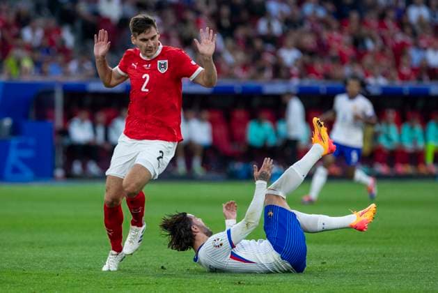 UEFA EURO, EM, Europameisterschaft,Fussball 2024: Gruppenspiel Österreich - Frankreich; 17.06.2024 Maxiilian Wöber (Österreich, 2) im Zweikampf mit Theo Hernandez (Frankreich, 22). UEFA EURO 2024: Gruppenspiel Österreich - Frankreich; Arena Düsseldorf, Düsseldorf, am 17.06.2024 Copyright: xBEAUTIFULxSPORTS Meuselx