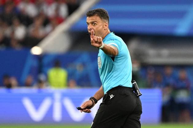 17.06.2024, xjhx, Fussball EM 2024, Österreich - Frankreich emspor, v.l. Schiedsrichter Gil Manzano, Jesus (Spanien) gibt Anweisungen, gestikuliert, mit den Armen gestikulieren gives instructions, gesticulate (DFL DFB REGULATIONS PROHIBIT ANY USE OF PHOTOGRAPHS as IMAGE SEQUENCES and or QUASI-VIDEO) Düsseldorf