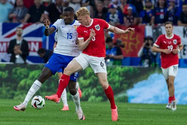UEFA EURO, EM, Europameisterschaft,Fussball 2024: Gruppenspiel Österreich - Frankreich; 17.06.2024 Nicolas Seiwald (Österreich, 6) im Zweikampf mit Marcus Thuram (Frankreich, 15). UEFA EURO 2024: Gruppenspiel Österreich - Frankreich; Arena Düsseldorf, Düsseldorf, am 17.06.2024 Copyright: xBEAUTIFULxSPORTS Meuselx