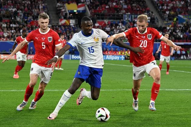 DUSSELDORF - (l-r) Stefan Posch of Austria, Marcus Thuram of France, Konrad Laimer of Austria during the UEFA EURO, EM, Europameisterschaft,Fussball 2024 group D match between Austria and France at the Esprit Arena on June 17, 2024 in Dusseldorf, Germany. ANP Hollandse Hoogte UEFA EURO 2024 2024 xVIxANPxSportx xxANPxIVx 501354103 originalFilename: 501354103.jpg