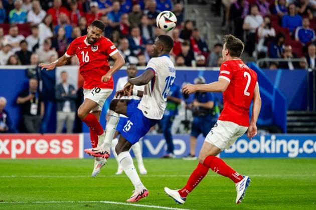 240617 Phillipp Mwene of Austria and Marcus Thuram of France during the UEFA EURO, EM, Europameisterschaft,Fussball 2024 Football Championship match between Austria and France on June 17, 2024 in Düsseldorf. Photo: Jesper Zerman BILDBYRAN kod JZ JZ0540 fotboll football soccer fotball fotbolls-em europamästerskap em uefa euro uefa european football championship euro 2024 österrike austria frankrike france bbeng Copyright: JESPERxZERMAN BB240617JZ083