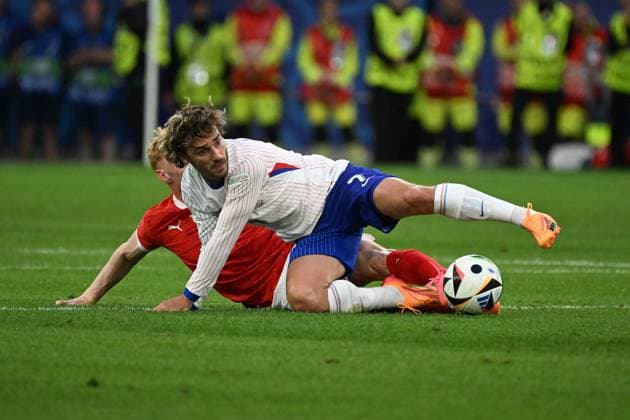 17.06.2024, xjhx, Fussball EM 2024, Österreich - Frankreich emspor, v.l. Nicolas Seiwald (Oesterreich Österreich) Antoine Grizmann (Frankreich) Zweikampf, Aktion, action, battle for the ball (DFL DFB REGULATIONS PROHIBIT ANY USE OF PHOTOGRAPHS as IMAGE SEQUENCES and or QUASI-VIDEO) Düsseldorf