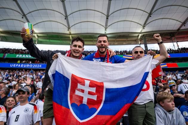 240617 Fans of Slovakia celebrate after the UEFA EURO, EM, Europameisterschaft,Fussball 2024 Football Championship match between Belgium and Slovakia on June 17, 2024 in Frankfurt. Photo: Mathias Bergeld BILDBYRAN kod MB MB0937 fotboll football soccer fotball fotbolls-em europamästerskap em uefa euro uefa european football championship euro 2024 belgien belgium slovakien slovakia bbeng publik jubel Copyright: MATHIASxBERGELD BB240617MB146
