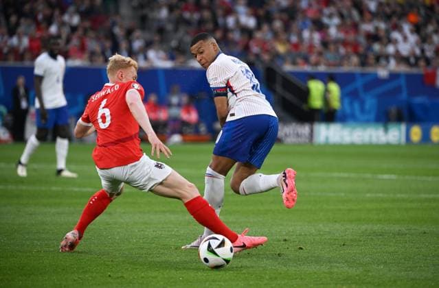 Hackentrick von Kylian Mbappe (Frankreich), re., gegen Nicolas Seiwald (Österreich) 17.06.2024, Fussball Europameisterschaft 2024, Vorrunde, 1. Spieltag Österreich - Frankreich Duesseldorf Merkur Spiel Arena Nordrhein Westfalen Deutschland