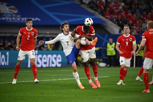Antoine Griezmann (Frankreich), li., gegen Kevin Danso (Österreich) 17.06.2024, Fussball Europameisterschaft 2024, Vorrunde, 1. Spieltag Österreich - Frankreich Duesseldorf Merkur Spiel Arena Nordrhein Westfalen Deutschland