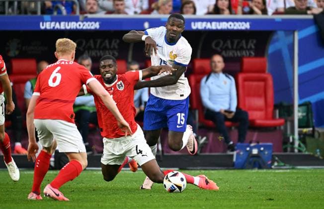 Fussball, Europameisterschaft, EURO 2024, Gruppe D, Merkur Spiel-Arena Düsseldorf: Österreich - Frankreich; Kevin Danso (AUT), Marcus Thuram (FRA). Aktion