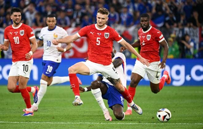 Fussball, Europameisterschaft, EURO 2024, Gruppe D, Merkur Spiel-Arena Düsseldorf: Österreich - Frankreich; Stefan Posch (AUT), Marcus Thuram (FRA). Aktion