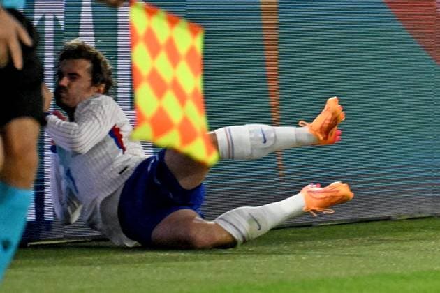 Sport Bilder des Tages 17.06.2024, xjhx, Fussball EM 2024, Österreich - Frankreich emspor, v.l. Antoine Grizmann (Frankreich) fliegt gegen die Bande nach einem Zweikampf mit Maximilian Wöber Woeber (Oesterreich Österreich) (DFL DFB REGULATIONS PROHIBIT ANY USE OF PHOTOGRAPHS as IMAGE SEQUENCES and or QUASI-VIDEO) Düsseldorf