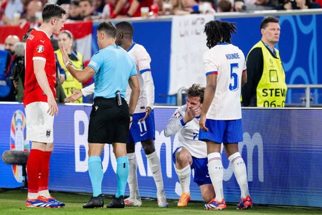 240617 Antoine Griezmann of France in pain during the UEFA EURO, EM, Europameisterschaft,Fussball 2024 Football Championship match between Austria and France on June 17, 2024 in Düsseldorf. Photo: Jesper Zerman BILDBYRAN kod JZ JZ0540 fotboll football soccer fotball fotbolls-em europamästerskap em uefa euro uefa european football championship euro 2024 österrike austria frankrike france bbeng depp skada Copyright: JESPERxZERMAN BB240617JZ093