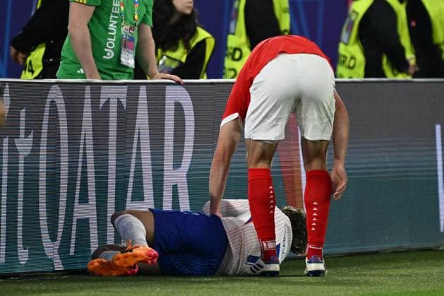 17.06.2024, xjhx, Fussball EM 2024, Österreich - Frankreich emspor, v.l. Antoine Grizmann (Frankreich) fliegt gegen die Bande nach einem Zweikampf mit Maximilian Wöber Woeber (Oesterreich Österreich) (DFL DFB REGULATIONS PROHIBIT ANY USE OF PHOTOGRAPHS as IMAGE SEQUENCES and or QUASI-VIDEO) Düsseldorf