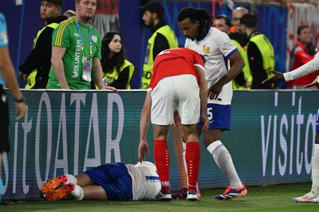 17.06.2024, xjhx, Fussball EM 2024, Österreich - Frankreich emspor, v.l. Antoine Grizmann (Frankreich) fliegt gegen die Bande nach einem Zweikampf mit Maximilian Wöber Woeber (Oesterreich Österreich) (DFL DFB REGULATIONS PROHIBIT ANY USE OF PHOTOGRAPHS as IMAGE SEQUENCES and or QUASI-VIDEO) Düsseldorf