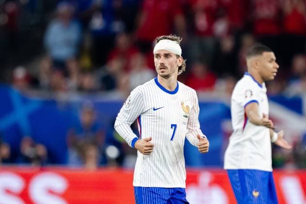 240617 Antoine Griezmann of France in pain during the UEFA EURO, EM, Europameisterschaft,Fussball 2024 Football Championship match between Austria and France on June 17, 2024 in Düsseldorf. Photo: Jesper Zerman BILDBYRAN kod JZ JZ0540 fotboll football soccer fotball fotbolls-em europamästerskap em uefa euro uefa european football championship euro 2024 österrike austria frankrike france bbeng skada Copyright: JESPERxZERMAN BB240617JZ094
