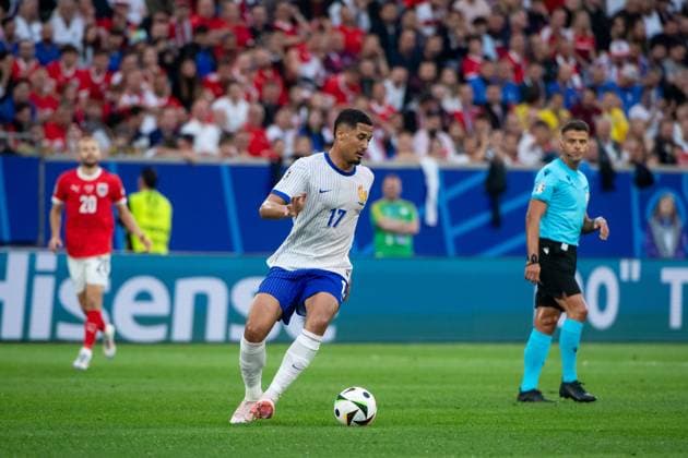 William Alain Andre Saliba (Frankreich, 17) am Ball, GER, Austria (AUT) vs France (FRA), Fussball Europameisterschaft, UEFA EURO, EM, Europameisterschaft,Fussball 2024, Gruppe D, 1. Spieltag, 17.06.2024 GER, Austria (AUT) vs France (FRA), Fussball Europameisterschaft, UEFA EURO 2024, Gruppe D, 1. Spieltag, 17.06.2024 Duesseldorf Copyright: xEibner-Pressefoto Memmlerx EP_MMR