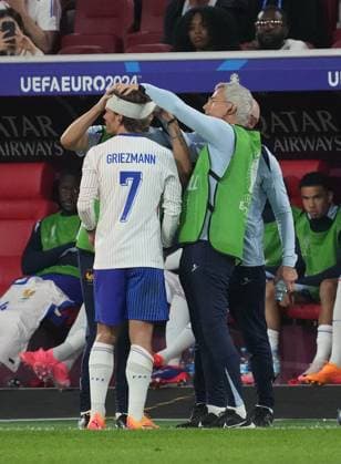 GER, EM UEFA 2024, Group D, Austria vs France 17.06.2024, Düsseldorf Arena, Düsseldorf, GER, EM UEFA 2024, Group D, Austria vs France, im Bild Antoine Griezmann (France) muss mit Kopfverletzung behandelt werden und kommt mit einem Kopfverband zurück.