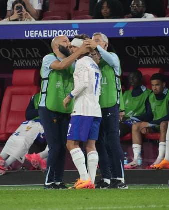 GER, EM UEFA 2024, Group D, Austria vs France 17.06.2024, Düsseldorf Arena, Düsseldorf, GER, EM UEFA 2024, Group D, Austria vs France, im Bild Antoine Griezmann (France) muss mit Kopfverletzung behandelt werden und kommt mit einem Kopfverband zurück.