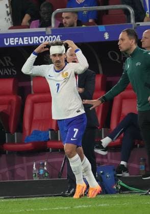 17.06.2024, Düsseldorf Arena, Düsseldorf, GER, EM UEFA 2024, Group D, Austria vs France, im Bild Antoine Griezmann (France) muss mit Kopfverletzung behandelt werden und kommt mit einem Kopfverband zurück. Defodi-506_20240617_hbr_2206