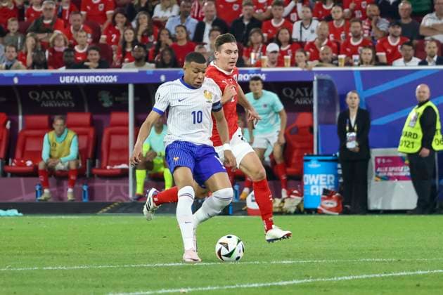 Kylian Mbappe (Frankreich, 10) und Maximilian Woeber (Oesterreich, 02) im Laufduell , Fussball, UEFA , Europa Meisterschaft, (Gruppe D) 2024, Oesterreich vs. Frankreich, 17.06.2024, Duesseldorf Arena, Duesseldorf, Deutschland Duesseldorf Duesseldorf Arena Nordrhein-Westfalen Deutschland Copyright: xGrantxHubbsx