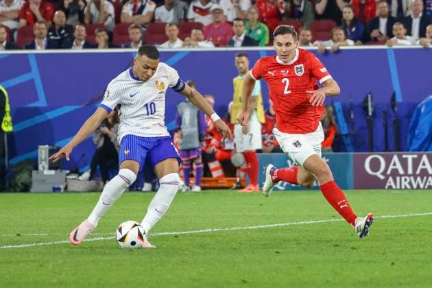 Kylian Mbappe (Frankreich, 10) und Maximilian Woeber (Oesterreich, 02) im Laufduell , Fussball, UEFA , Europa Meisterschaft, (Gruppe D) 2024, Oesterreich vs. Frankreich, 17.06.2024, Duesseldorf Arena, Duesseldorf, Deutschland Duesseldorf Duesseldorf Arena Nordrhein-Westfalen Deutschland Copyright: xGrantxHubbsx
