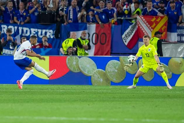UEFA EURO, EM, Europameisterschaft,Fussball 2024: Gruppenspiel Österreich - Frankreich; 17.06.2024 Kylian Mbappe (Frankreich, 10) mit einer Großchance. UEFA EURO 2024: Gruppenspiel Österreich - Frankreich; Arena Düsseldorf, Düsseldorf, am 17.06.2024 Copyright: xBEAUTIFULxSPORTS Meuselx