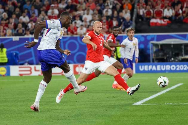 Marcus Thuram (Frankreich, 15) und Ferland Mendy (Frankreich, 03) im Kampf um den Ball , Fussball, UEFA , Europa Meisterschaft, (Gruppe D) 2024, Oesterreich vs. Frankreich, 17.06.2024, Duesseldorf Arena, Duesseldorf, Deutschland Duesseldorf Duesseldorf Arena Nordrhein-Westfalen Deutschland Copyright: xGrantxHubbsx