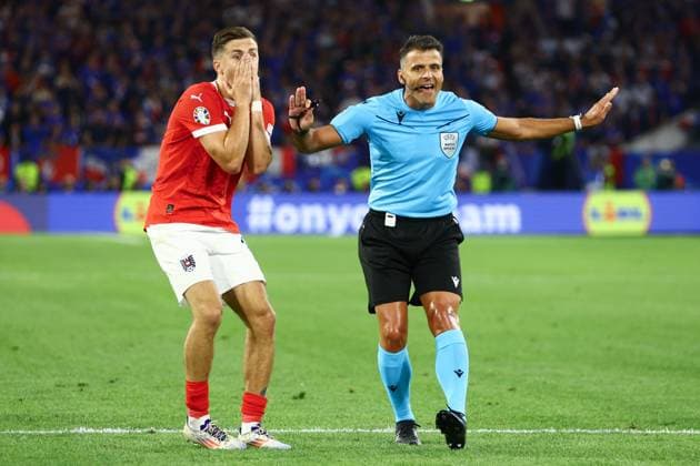 Referee Jesus Gill Manzano waves away a penalty appeal Austria v France, UEFA European Championship, EM, Europameisterschaft 2024, Group D, Football, Dusseldorf Arena, Dusseldorf, Germany, 17 Jun 2024 EDITORIAL USE ONLY No use with unauthorised audio, video, data, fixture lists, club league logos or live services. Online in-match use limited to 120 images, no video emulation. No use in betting, games or single club league player publications.  Copyright: xKieranxMcManus Shutterstockx 14539693bh