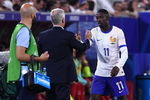 Fußball UEFA EURO, EM, Europameisterschaft,Fussball 2024 Gruppenphase 1. Spieltag Österreich - Frankreich am 17.06.2024 in der Düsseldorf Arena in Düsseldorf Didier Deschamps ( Trainer Cheftrainer Frankreich ) , links - Ousmane Dembele ( Frankreich ), rechts